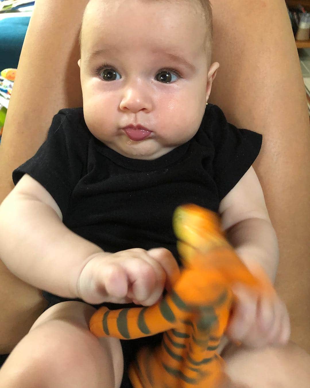 シェイラ・カストロのインスタグラム：「Minhas bochechas!!! Branquelinha da mamãe!!! #lizcvailati #minhamenina #lizzen」