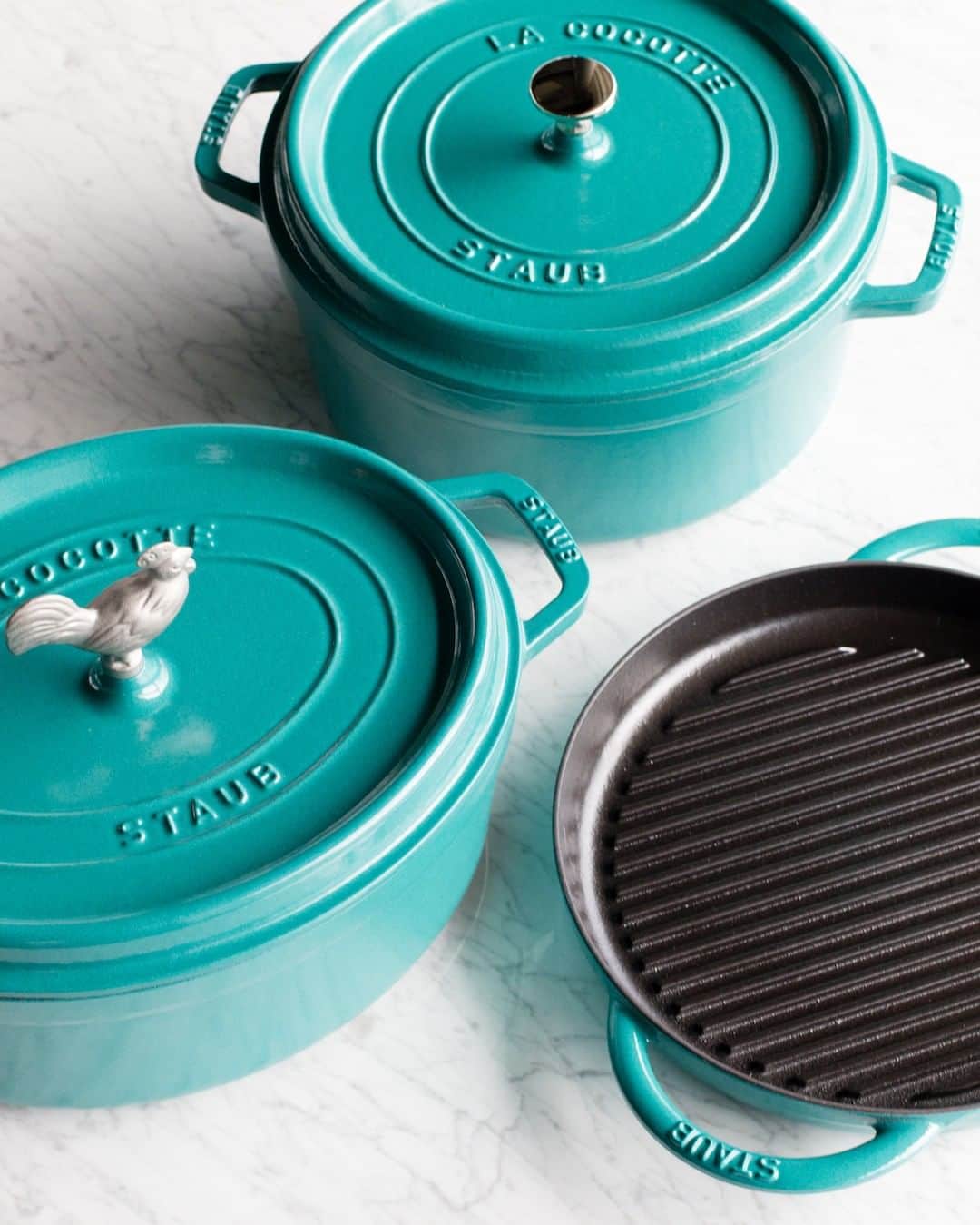 Staub USA（ストウブ）さんのインスタグラム写真 - (Staub USA（ストウブ）Instagram)「💚💙We have a new color: turquoise! This beautiful hue dresses up your dinner table, your stove top, and your kitchen shelves.  Go ahead – make your other pots green with envy. 💚💙」3月30日 1時00分 - staub_usa