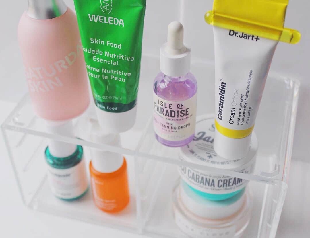 Weledaのインスタグラム：「When Skin Food makes the cut on a tiny shelfie, you know it‘s good! 🌿💚 #WeledaSkinFood #Shelfie 📸: @glowobsessedgirl」