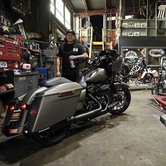 Harley-Davidsonさんのインスタグラム写真 - (Harley-DavidsonInstagram)「Progress is being made on the #BFxHDRoute66Ride builds. 🔥  These builders will not only have to complete their custom bikes by @BornFreeShow, they’ll also have to ride them from #Milwaukee to #BF11 on #Route66.  @TheSpeedMerchant @SMCo @HorsepowerInc @KrausMoto @Alloyartusa @SanDiegoCustoms  #HarleyDavidson #FreedomMachine #BornFreeShow #BF11」3月30日 1時01分 - harleydavidson