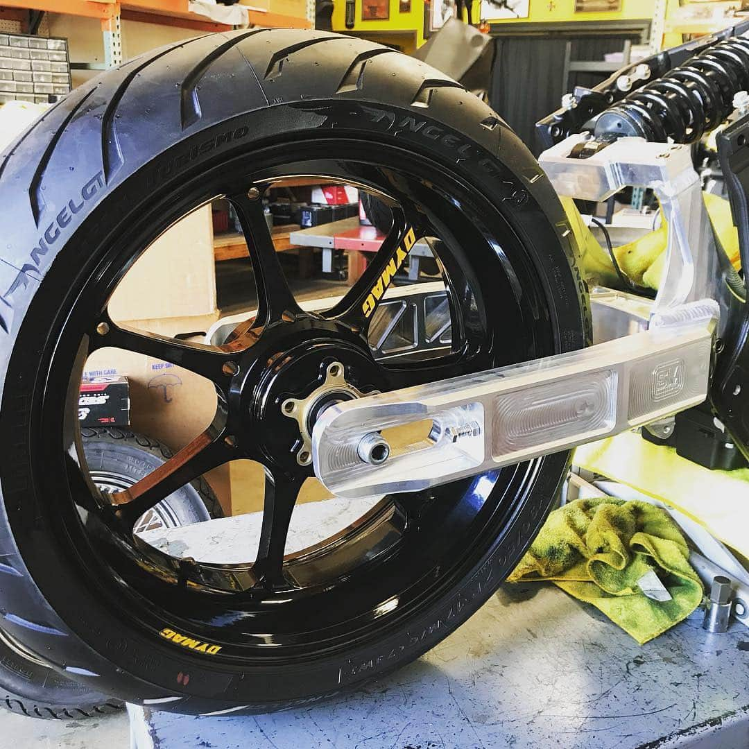 Harley-Davidsonさんのインスタグラム写真 - (Harley-DavidsonInstagram)「Progress is being made on the #BFxHDRoute66Ride builds. 🔥  These builders will not only have to complete their custom bikes by @BornFreeShow, they’ll also have to ride them from #Milwaukee to #BF11 on #Route66.  @TheSpeedMerchant @SMCo @HorsepowerInc @KrausMoto @Alloyartusa @SanDiegoCustoms  #HarleyDavidson #FreedomMachine #BornFreeShow #BF11」3月30日 1時01分 - harleydavidson