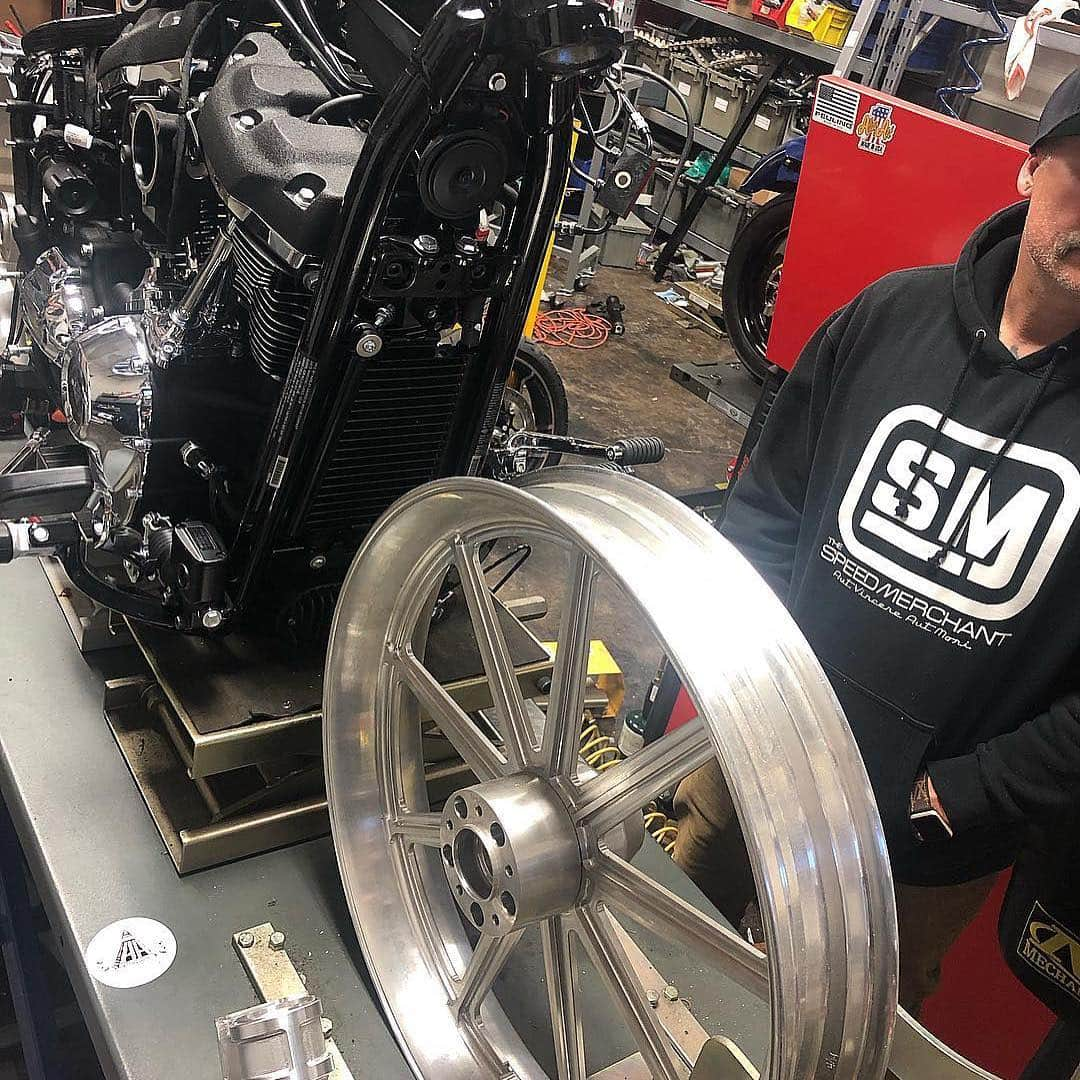 Harley-Davidsonさんのインスタグラム写真 - (Harley-DavidsonInstagram)「Progress is being made on the #BFxHDRoute66Ride builds. 🔥  These builders will not only have to complete their custom bikes by @BornFreeShow, they’ll also have to ride them from #Milwaukee to #BF11 on #Route66.  @TheSpeedMerchant @SMCo @HorsepowerInc @KrausMoto @Alloyartusa @SanDiegoCustoms  #HarleyDavidson #FreedomMachine #BornFreeShow #BF11」3月30日 1時01分 - harleydavidson