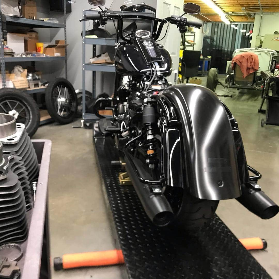 Harley-Davidsonさんのインスタグラム写真 - (Harley-DavidsonInstagram)「Progress is being made on the #BFxHDRoute66Ride builds. 🔥  These builders will not only have to complete their custom bikes by @BornFreeShow, they’ll also have to ride them from #Milwaukee to #BF11 on #Route66.  @TheSpeedMerchant @SMCo @HorsepowerInc @KrausMoto @Alloyartusa @SanDiegoCustoms  #HarleyDavidson #FreedomMachine #BornFreeShow #BF11」3月30日 1時01分 - harleydavidson