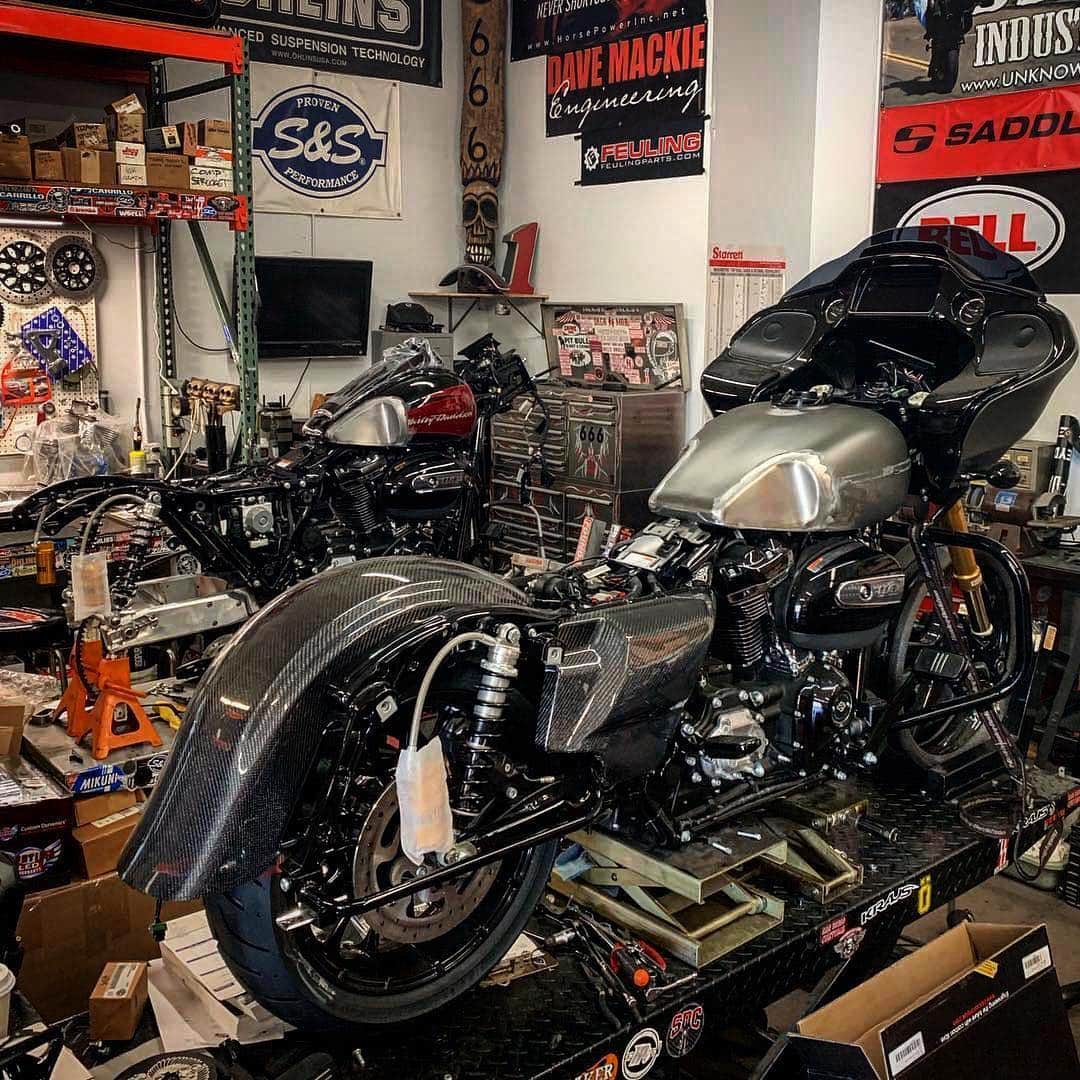 Harley-Davidsonさんのインスタグラム写真 - (Harley-DavidsonInstagram)「Progress is being made on the #BFxHDRoute66Ride builds. 🔥  These builders will not only have to complete their custom bikes by @BornFreeShow, they’ll also have to ride them from #Milwaukee to #BF11 on #Route66.  @TheSpeedMerchant @SMCo @HorsepowerInc @KrausMoto @Alloyartusa @SanDiegoCustoms  #HarleyDavidson #FreedomMachine #BornFreeShow #BF11」3月30日 1時01分 - harleydavidson