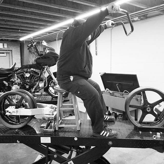 Harley-Davidsonさんのインスタグラム写真 - (Harley-DavidsonInstagram)「Progress is being made on the #BFxHDRoute66Ride builds. 🔥  These builders will not only have to complete their custom bikes by @BornFreeShow, they’ll also have to ride them from #Milwaukee to #BF11 on #Route66.  @TheSpeedMerchant @SMCo @HorsepowerInc @KrausMoto @Alloyartusa @SanDiegoCustoms  #HarleyDavidson #FreedomMachine #BornFreeShow #BF11」3月30日 1時01分 - harleydavidson