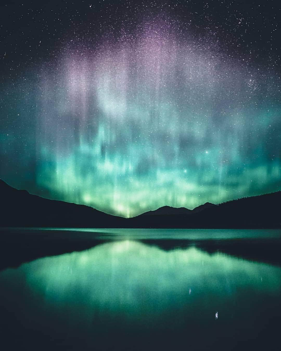 Explore Canadaさんのインスタグラム写真 - (Explore CanadaInstagram)「We call this the “Canadian Rainbow.” Is seeing the northern lights on your travel plans for 2019? They can be seen from many parts of Canada including the Canadian Rockies, pictured here. Let us know where you hope to see them from on your next trip! #ExploreCanada . 📷: @dreamingandwandering 📍: @tourismjasper, @travelalberta, . On appelle ça « l’arc-en-ciel canadien ». Voir les aurores boréales fait partie de vos plans de voyage en 2019? Sachez que ces splendeurs célestes se dévoilent à plusieurs endroits au Canada, comme dans les Rocheuses canadiennes, illustrées ici. Dites-nous sous quel ciel vous prévoyez les contempler! #ExploreCanada . 📷 @dreamingandwandering 📍 @tourismjasper, @travelalberta . #jasper #explorealberta #mybanff #parkscanada #parcscanada #northernlights #banff」3月30日 1時02分 - explorecanada