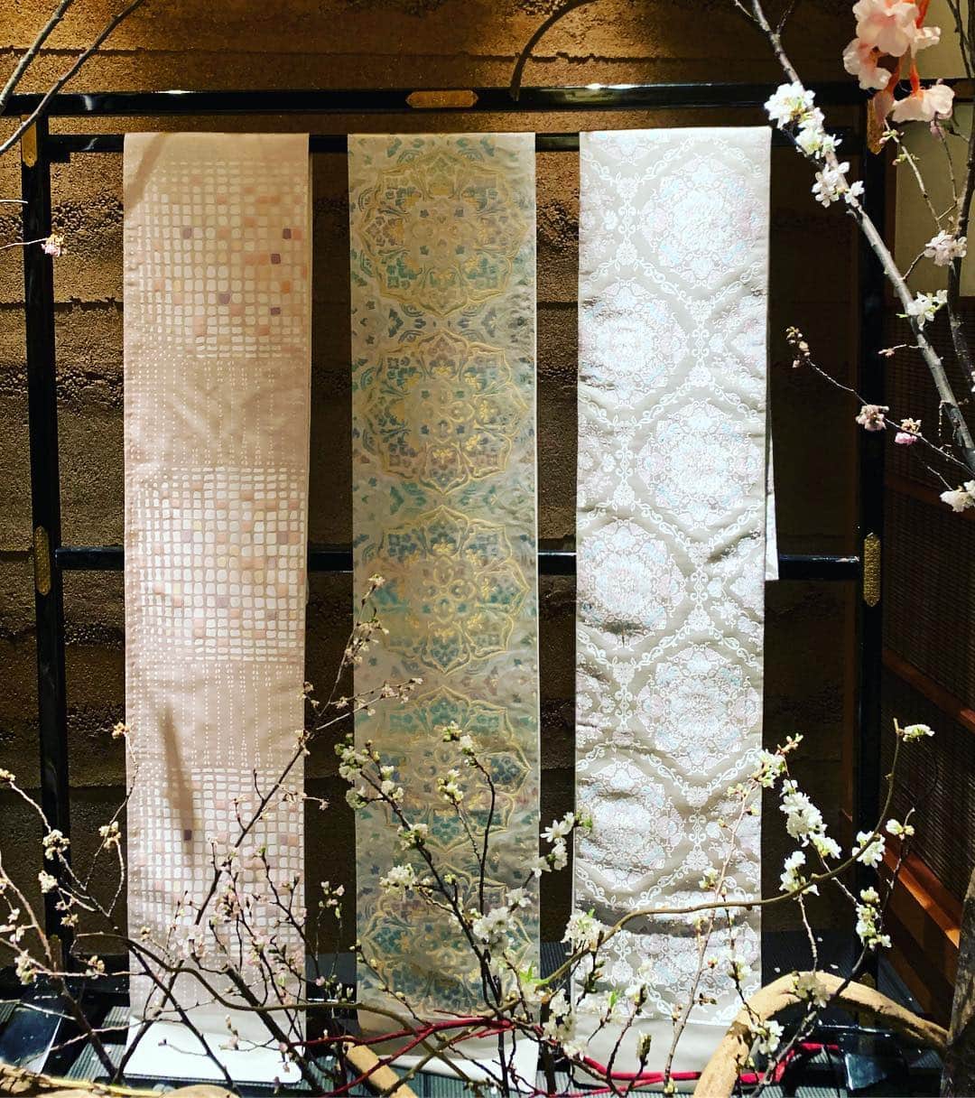 牛窪万里子さんのインスタグラム写真 - (牛窪万里子Instagram)「昨夜はウェスティンホテルの日本料理店「舞」で開催された『春・イタリアの伝統と日本の美の饗宴』へ。友人の荒井弥栄さんプロデュースの帯「貴瑛」の新作の展示やイタリア「フランチャコルタ」のスパークリングワイン8種類をテイスティングしながら美味しい懐石料理を楽しみました。私も今日は貴瑛の帯を桜色の着物にコーディネート。 #ウェスティンホテル東京  #日本料理店 #フランチャコルタ  #イタリアワイン #テイスティング #荒井弥栄 #岡文織物 #貴瑛 #和服 #着物 #kimono #instajapan  #japaneseculture  @yae.arai.0305_loveprince  @kumi.toda  @iwai_yumiko」3月30日 1時06分 - mariko_ushikubo