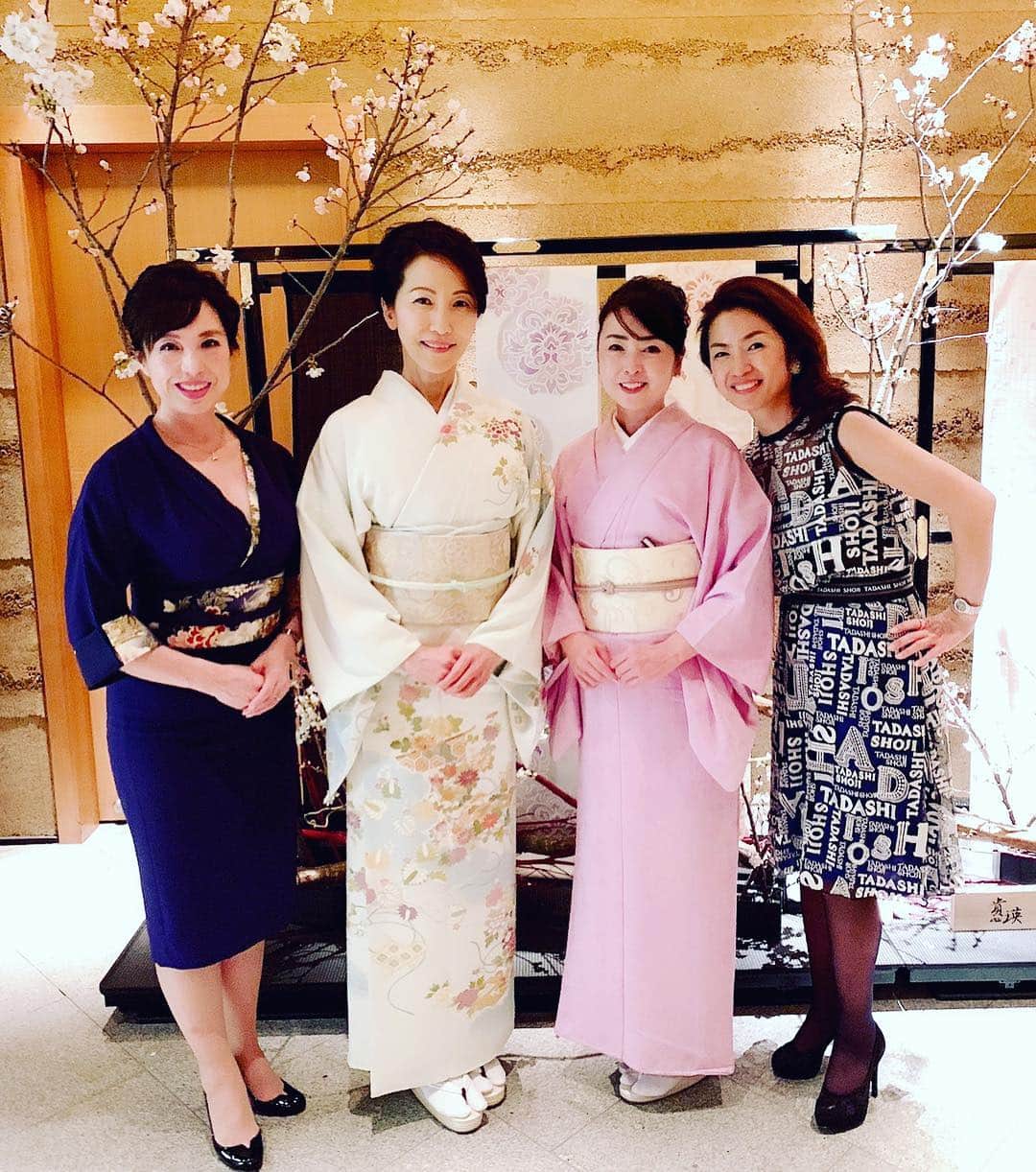 牛窪万里子さんのインスタグラム写真 - (牛窪万里子Instagram)「昨夜はウェスティンホテルの日本料理店「舞」で開催された『春・イタリアの伝統と日本の美の饗宴』へ。友人の荒井弥栄さんプロデュースの帯「貴瑛」の新作の展示やイタリア「フランチャコルタ」のスパークリングワイン8種類をテイスティングしながら美味しい懐石料理を楽しみました。私も今日は貴瑛の帯を桜色の着物にコーディネート。 #ウェスティンホテル東京  #日本料理店 #フランチャコルタ  #イタリアワイン #テイスティング #荒井弥栄 #岡文織物 #貴瑛 #和服 #着物 #kimono #instajapan  #japaneseculture  @yae.arai.0305_loveprince  @kumi.toda  @iwai_yumiko」3月30日 1時06分 - mariko_ushikubo