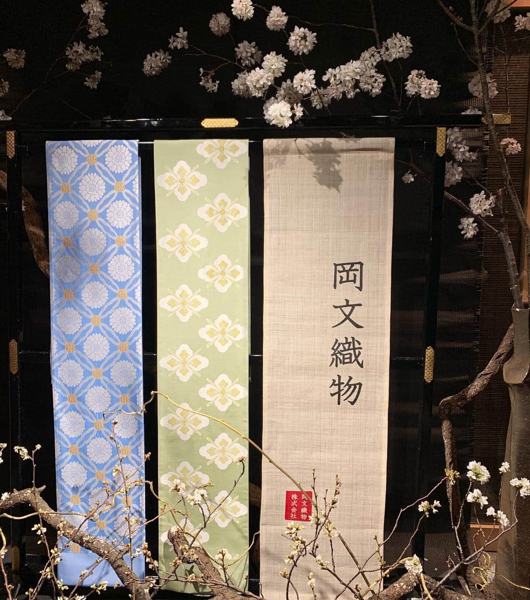 牛窪万里子さんのインスタグラム写真 - (牛窪万里子Instagram)「昨夜はウェスティンホテルの日本料理店「舞」で開催された『春・イタリアの伝統と日本の美の饗宴』へ。友人の荒井弥栄さんプロデュースの帯「貴瑛」の新作の展示やイタリア「フランチャコルタ」のスパークリングワイン8種類をテイスティングしながら美味しい懐石料理を楽しみました。私も今日は貴瑛の帯を桜色の着物にコーディネート。 #ウェスティンホテル東京  #日本料理店 #フランチャコルタ  #イタリアワイン #テイスティング #荒井弥栄 #岡文織物 #貴瑛 #和服 #着物 #kimono #instajapan  #japaneseculture  @yae.arai.0305_loveprince  @kumi.toda  @iwai_yumiko」3月30日 1時06分 - mariko_ushikubo