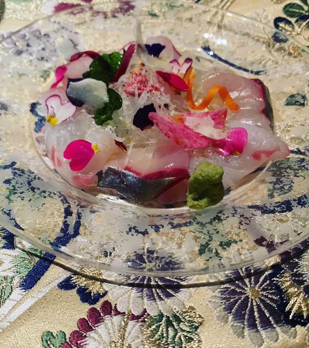 牛窪万里子さんのインスタグラム写真 - (牛窪万里子Instagram)「昨夜はウェスティンホテルの日本料理店「舞」で開催された『春・イタリアの伝統と日本の美の饗宴』へ。友人の荒井弥栄さんプロデュースの帯「貴瑛」の新作の展示やイタリア「フランチャコルタ」のスパークリングワイン8種類をテイスティングしながら美味しい懐石料理を楽しみました。私も今日は貴瑛の帯を桜色の着物にコーディネート。 #ウェスティンホテル東京  #日本料理店 #フランチャコルタ  #イタリアワイン #テイスティング #荒井弥栄 #岡文織物 #貴瑛 #和服 #着物 #kimono #instajapan  #japaneseculture  @yae.arai.0305_loveprince  @kumi.toda  @iwai_yumiko」3月30日 1時06分 - mariko_ushikubo