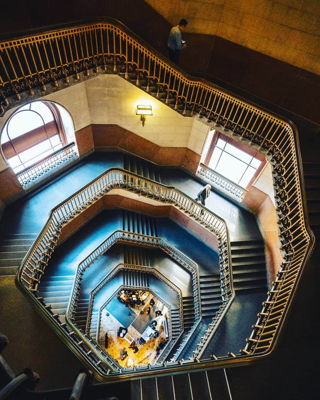 VuTheara Khamさんのインスタグラム写真 - (VuTheara KhamInstagram)「Hidden gem of Philadelphia’s City Hall . . @VisitTheUsa #VisitTheUsa #DiscoverPHL」3月30日 1時06分 - vutheara