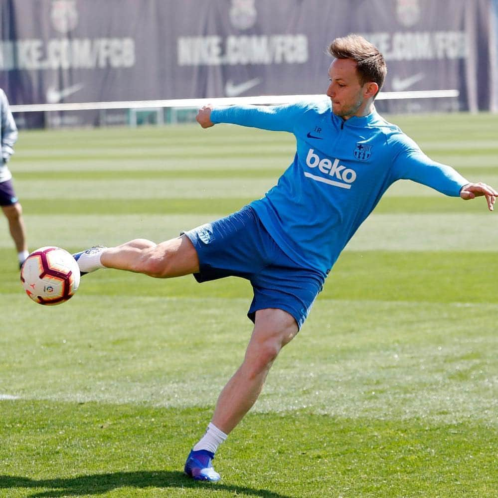 イヴァン・ラキティッチさんのインスタグラム写真 - (イヴァン・ラキティッチInstagram)「Preparados para el derbi ☺️ 🔜 #BarçaEspanyol ⚽ #ForçaBarça 🔵🔴」3月30日 1時17分 - ivanrakitic