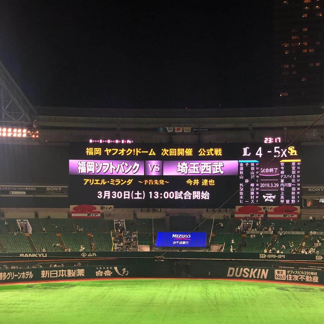 青木英李さんのインスタグラム写真 - (青木英李Instagram)「プロ野球2019シーズン開幕戦#埼玉西武ライオンズ vs #福岡ソフトバンクホークス 、延長戦までもつれ込む白熱とした熱戦を終え、先程ホテルに到着。 ・ 長いシーズンは始まったばかり。まだまだここから！！ 今日は今日、明日また勝利を目指して応援しましょう♫ ・ それと…インスタライブはどのアカウントから見られますか？という質問がDMに多数きていましたが、このアカウントからお届けしますよー◎ 昨夜のように予告なくやる可能性もありますので、その点はご了承下さい☺︎事前に決めてる際にはお伝えしますねっ ・ では、明日に備えておやすみなさい☆ ・ ・ #2019 #開幕戦 #プロ野球 #ライオンズ #明日は勝つぞー #おやすみなさい」3月30日 1時25分 - eriaoki_official