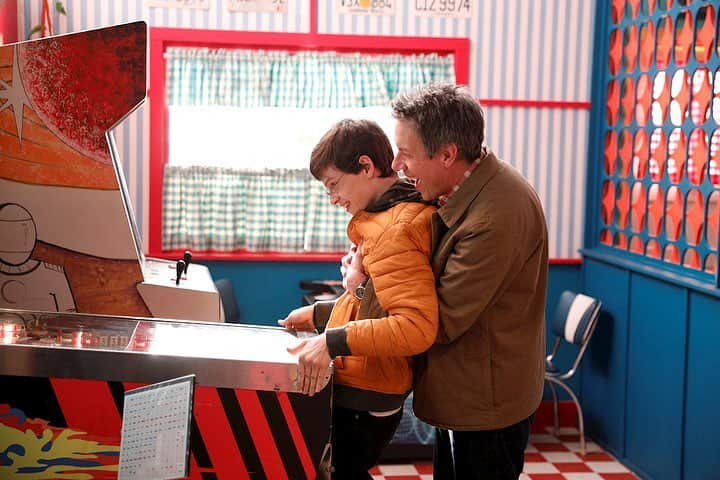 ジョン・ロス・ボウイさんのインスタグラム写真 - (ジョン・ロス・ボウイInstagram)「New Roadtrip adventures for the Dimeos tonight on ABC at 8:30/7:30c! Weird strangers in a diner and a special cameo by @kelseyfowlernyc! #nepotism #doesntbothermeiftheactorsgood」3月30日 1時20分 - johnrossbowie