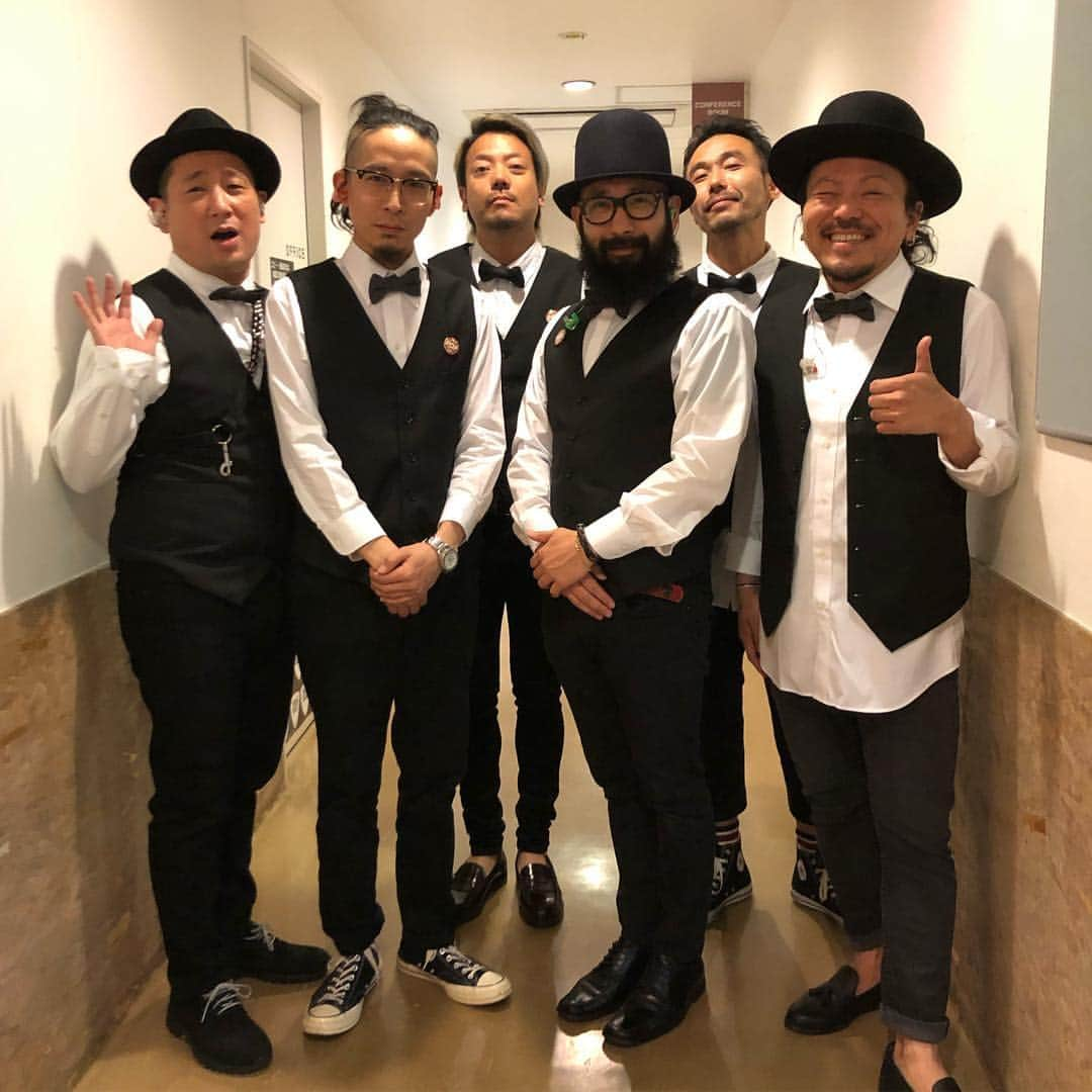 シーサーさんのインスタグラム写真 - (シーサーInstagram)「・ ちゃんみな でレッツらぷーぷー♬ Zepp TOKYO タノシイがすぎた!! ちゃんみな とダンサーのみんなとお客さんとパワーがみなぎっておりました!! GoodなVibes沢山頂きました。 ありがとう様でした◎ 写真はちゃんみなバンドのみなさんと♬ 春！！ パーティー続けな！ ピス！  #ちゃんみな #zeppツアー #zepptokyo #goodvibes #ありがとう様」3月30日 1時20分 - __seasir__