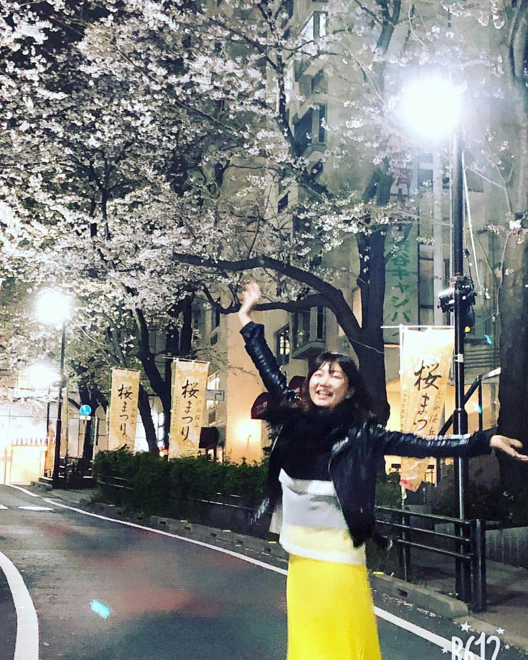 阿部洋子さんのインスタグラム写真 - (阿部洋子Instagram)「🌸 はしゃぐあたす😝 #夜桜  #cherryblossom」3月30日 1時20分 - hirocoring