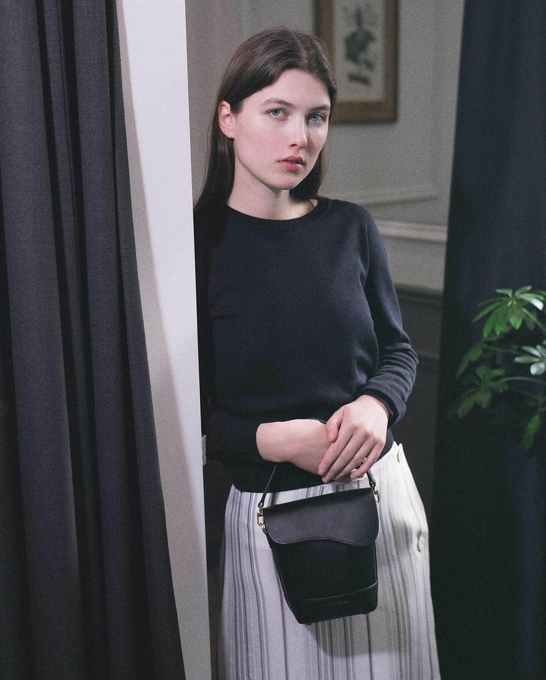 のインスタグラム：「Refined & Sophisticated: the Corbusier bucket bag & the Kaili mule focus on innovative design and attention to detail. — @xu_zhi_ #details #design #fashion #wantlesessentiels」