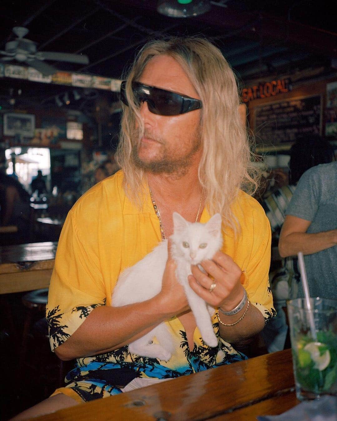 GQさんのインスタグラム写真 - (GQInstagram)「Witness Matthew McConaughey at his sun-baked, kitten-cuddling best in our behind-the-scenes gallery from #TheBeachBum, Harmony Korine's latest film hitting theaters today. Link in bio.☀️🌊🕶🔫(📸@rsamuelhayes)」3月30日 1時21分 - gq