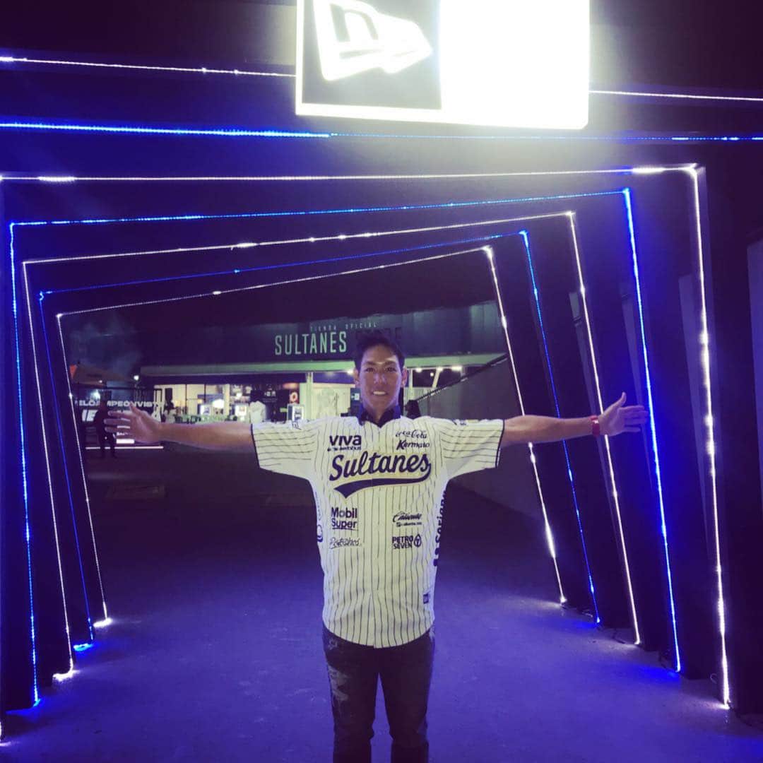 のインスタグラム：「ユニフォームはこんな感じです✨ 僕も今日知ったのですがユニフォームが5種類ほどありました！！ 着ているのはホームユニフォームだと思います！ こちらはNPBと違いスポンサーがすごくいっぱいユニフォームに付きます。 日本で例えるなら独立リーグみたいな感じのユニフォームです。 そして背番号が6番に決まりました！ また新たなこの番号と共に頑張ります。 ユニフォーム発表カッコ良かった😎  #メキシコ #メキシカンリーグ  #lmb #sultanes #ユニフォーム#背番号#6  #no6 #atom#shoAranami」