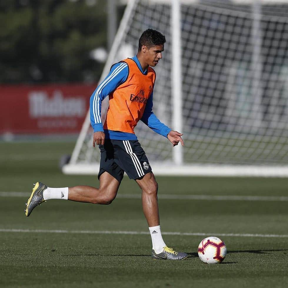 ラファエル・ヴァラーヌさんのインスタグラム写真 - (ラファエル・ヴァラーヌInstagram)「Training ! ⚽️💥 #Focus #TeamVarane」3月30日 1時27分 - raphaelvarane