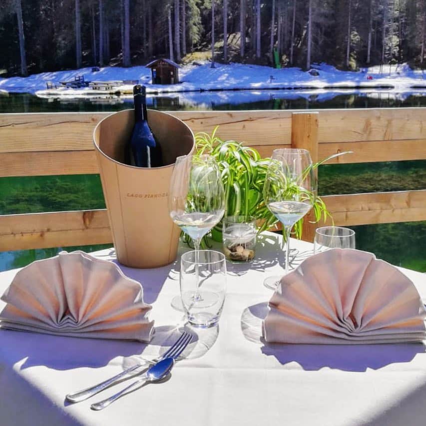イタレッセさんのインスタグラム写真 - (イタレッセInstagram)「A romantic mise en place by the lake enriched by Italesse collection: Timber bucket, Masterclass 70 and etoilé cristal. #italesse #design #etoilécristal #timberbucket #masterclass70 #glassware #tableware #restaurant #restaurantdesign #sparkling #winery #winetime #winelife #saturdaymood @ristorante_lago_pianozes」3月30日 1時31分 - italesse