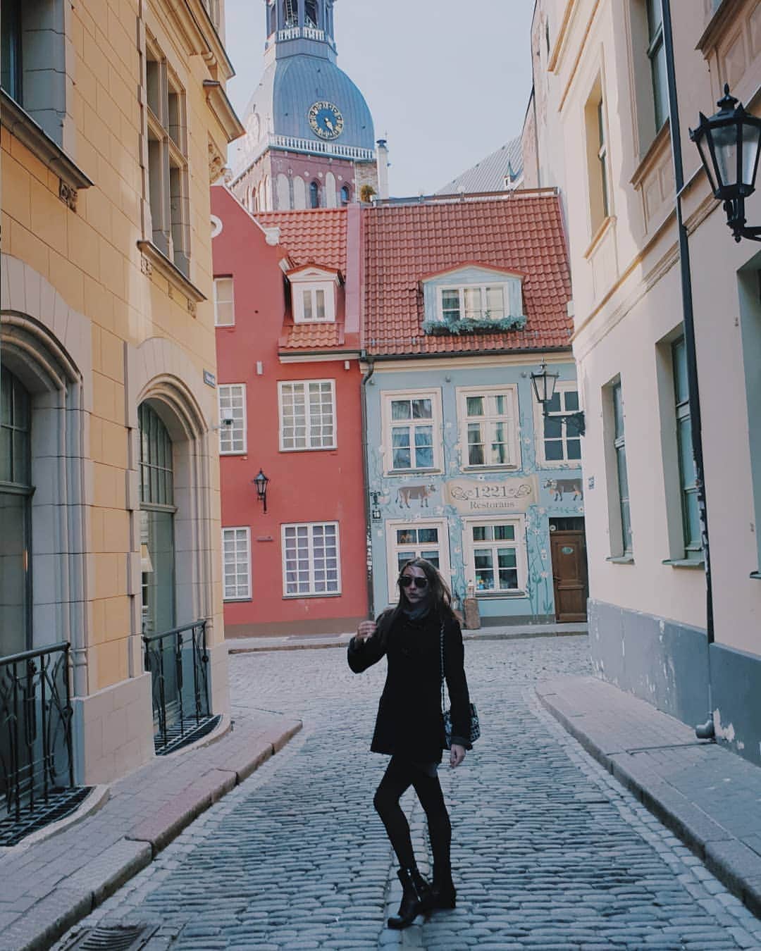 メリティナ・スタニウタさんのインスタグラム写真 - (メリティナ・スタニウタInstagram)「Here u am in Riga🇱🇻 As always waiting for places to visit from u 👋 ⠀ Помню , что в Ригу влюбилась с первой поездки ! Это был 2011 или 2012 год . Уже не вспомню )) удавалась не ного погулять по центру ) Сейчас времени больше , так что жду от вас интересных мест 🤗 ⠀ #riga #latvia #baltichoop #travel #exploreRiga #exploreLatvia #street #traveltheworld #рига #латвия」3月30日 1時43分 - melitinastaniouta