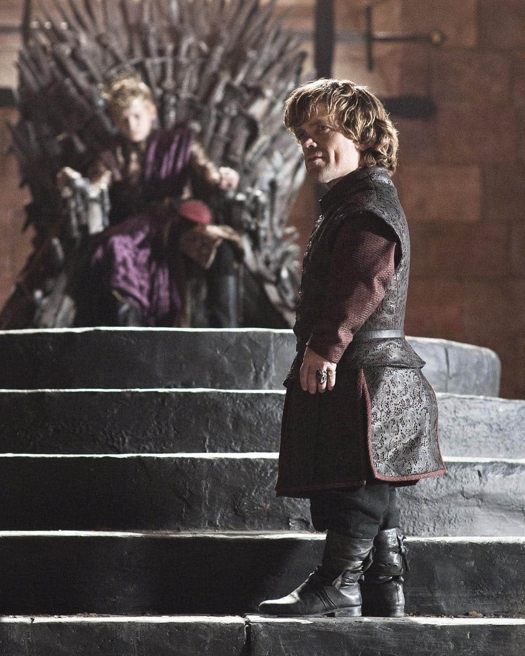ピーター・ディンクレイジのインスタグラム：「“It’s hard to put a leash on a dog once you’ve put a crown on its head.” - Tyrion」
