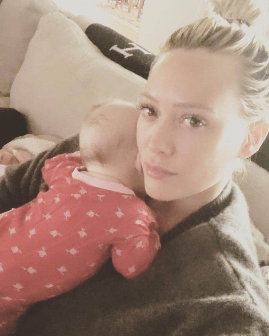 E! Onlineさんのインスタグラム写真 - (E! OnlineInstagram)「Motherhood is far from easy, just ask Hilary Duff. She's getting real about everything from mommy shamers to mom bods to colic at the link in our bio. (📷: @hilaryduff)」3月30日 1時46分 - enews