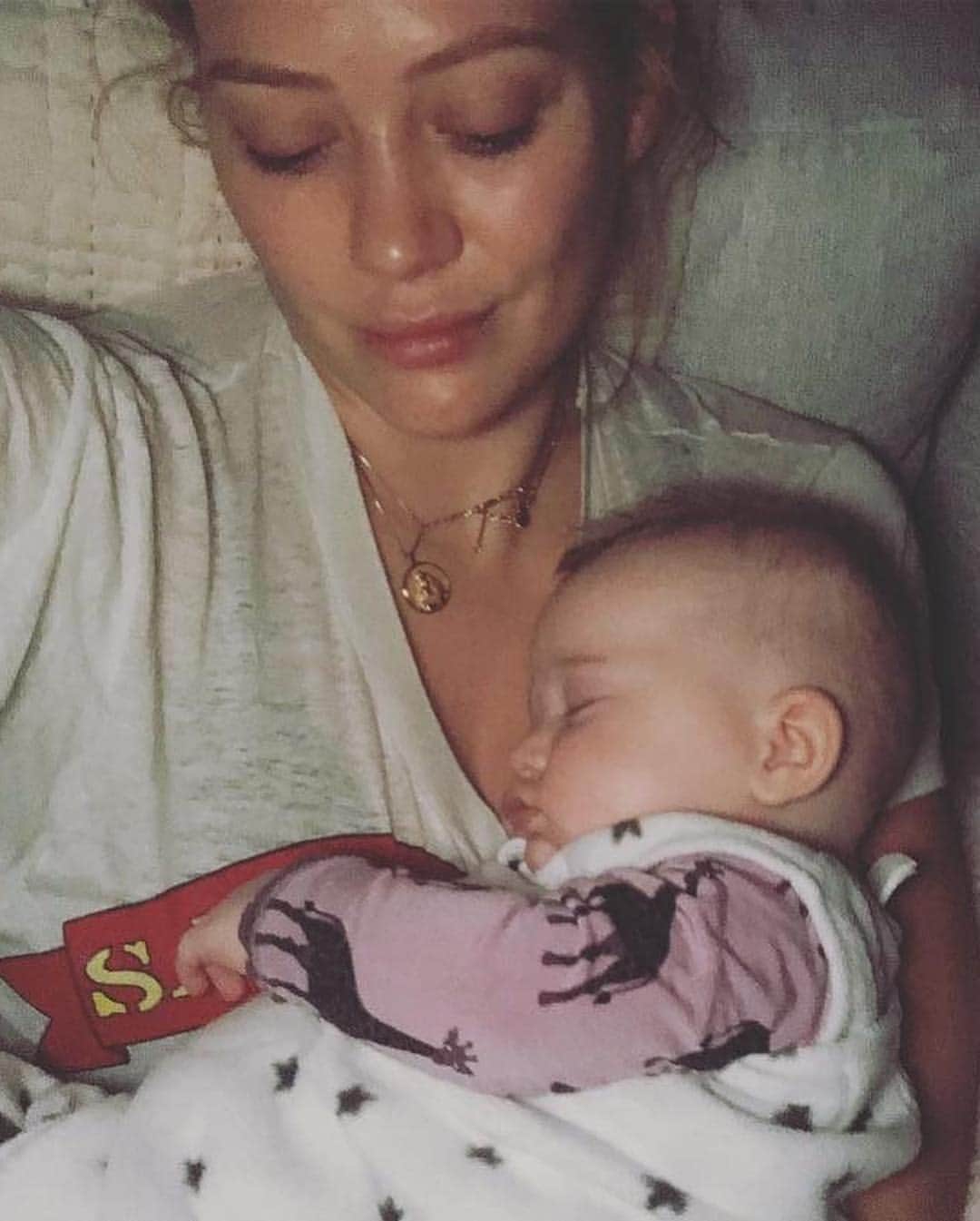 E! Onlineさんのインスタグラム写真 - (E! OnlineInstagram)「Motherhood is far from easy, just ask Hilary Duff. She's getting real about everything from mommy shamers to mom bods to colic at the link in our bio. (📷: @hilaryduff)」3月30日 1時46分 - enews