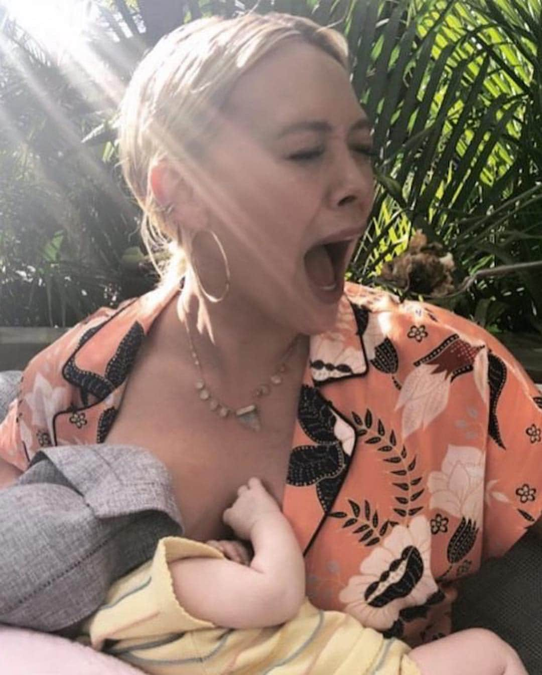 E! Onlineさんのインスタグラム写真 - (E! OnlineInstagram)「Motherhood is far from easy, just ask Hilary Duff. She's getting real about everything from mommy shamers to mom bods to colic at the link in our bio. (📷: @hilaryduff)」3月30日 1時46分 - enews