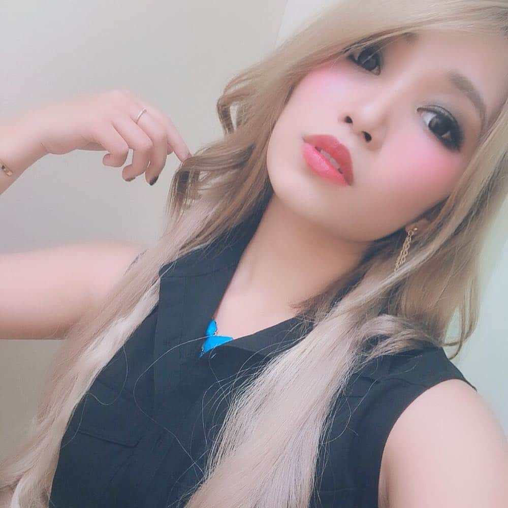 のインスタグラム：「#Aldious 初ライブ 「Aldious Tour 2019 “Evoke” ～Prologue～ in 表参道GROUND」  無事に終わりました！ 初のメタルの世界。勉強しなければいけないことをたくさん見つけた夜でした。ヘドバン、まだまだでしたね…😢もっと振り切りたい！！！ツアー初日までにしっかりと練習します！  でも何よりも、暖かく熱く一緒に楽しんでくれたAldiousファンの皆様に救われた夜でもありました。  1人反省会、今夜は長くなりそうだけど、めちゃくちゃ楽しかったです。本当に本当にありがとうございました！！ ダブルボーカルで歌った「Re:fire」、熱かったね、、、SAKIさん、メンバーの皆さん、そしてAldiousという存在が更に大好きなりました。。」