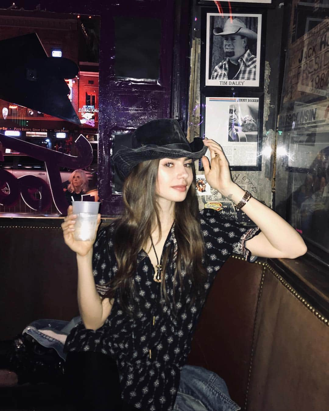 リリー・コリンズさんのインスタグラム写真 - (リリー・コリンズInstagram)「One night in Nashville, and I’m practically a local...」3月30日 1時46分 - lilyjcollins