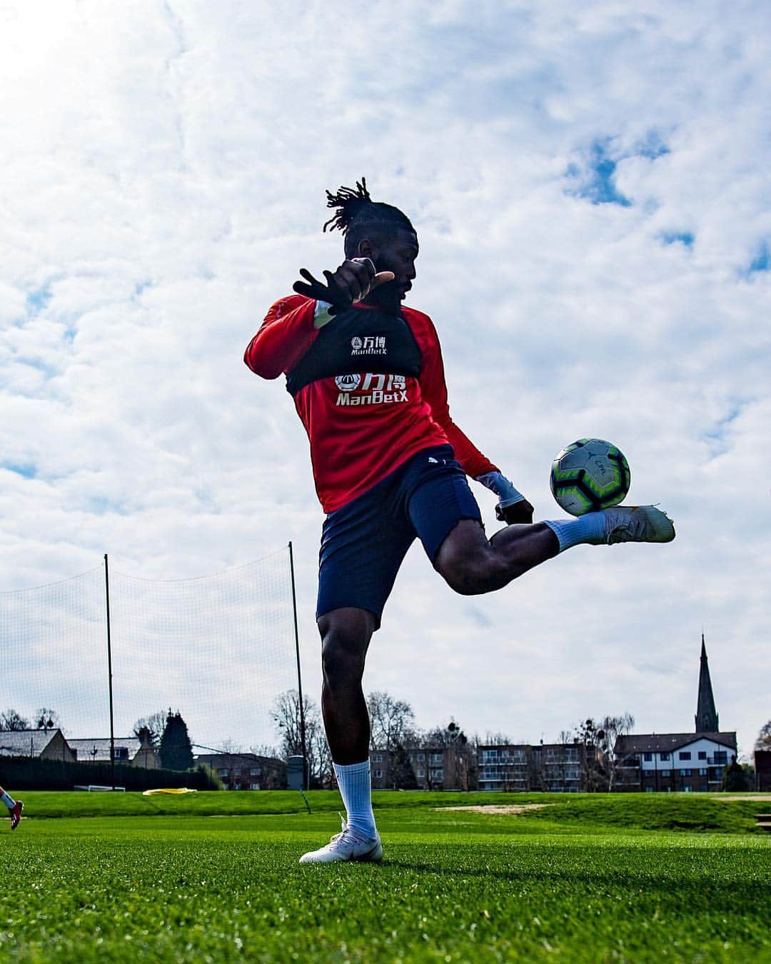 バカリ・サコのインスタグラム：「Training tricks 🎩✨ @cpfc」
