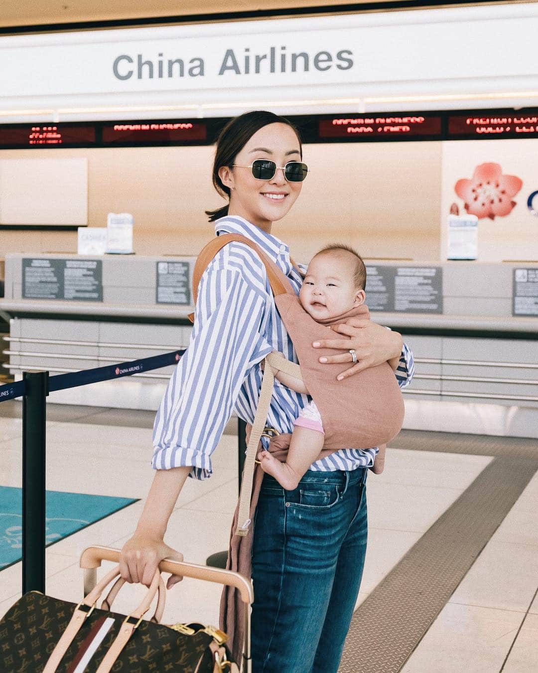クリッセル・リムさんのインスタグラム写真 - (クリッセル・リムInstagram)「Colette is now totally a travel pro- just look at that smile! Sharing my best tips for traveling with an infant today on @thechrisellefactor - link in bio! #SoCalSoEasy #flyONT @flyont  @chinaairlines.usa」3月30日 1時54分 - chrisellelim