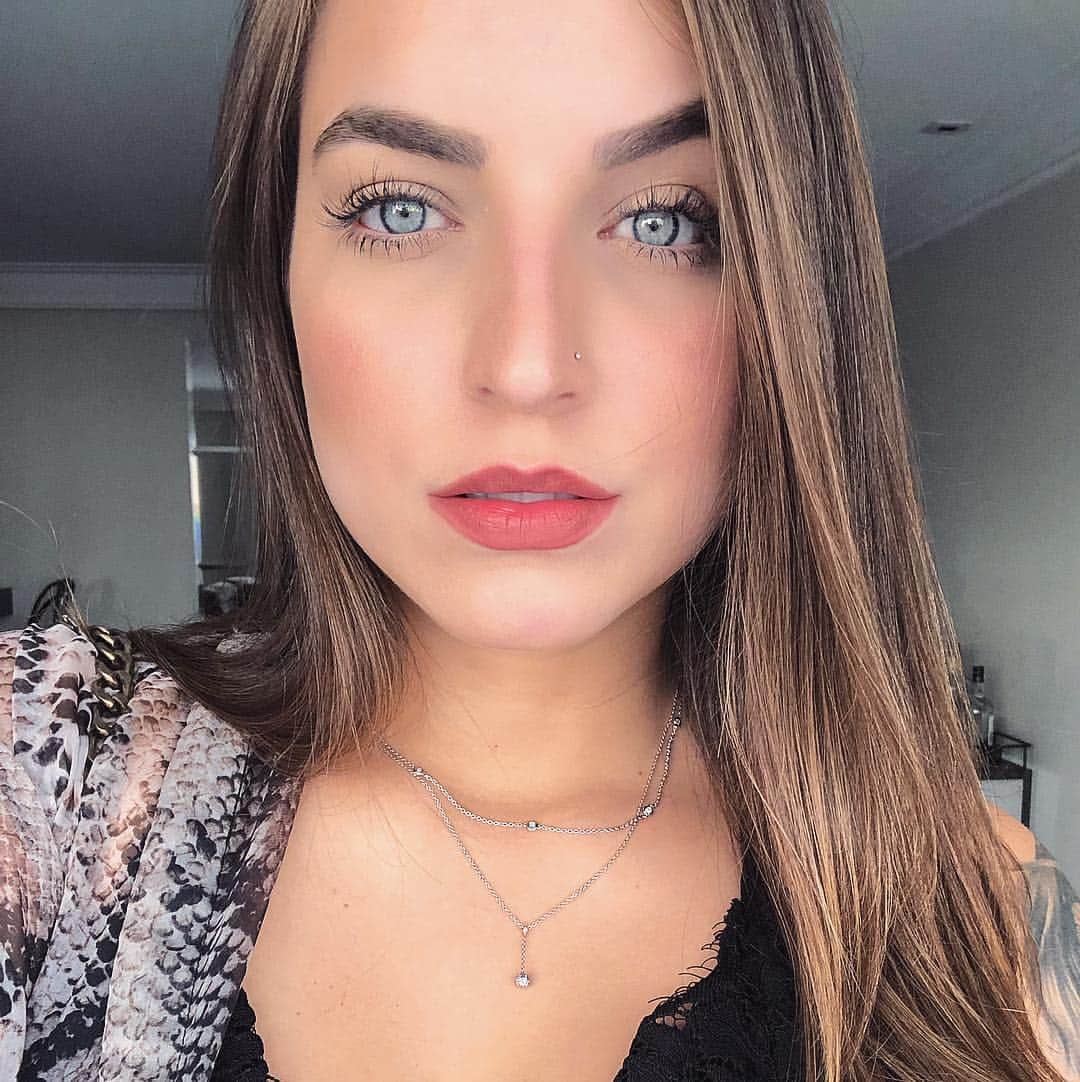 Bruna Unzuetaのインスタグラム：「Acho que alguém aqui gosta de selfie 😅 hihi mas é só pra mostrar esse mix de colares da @mycollectionhstern ❤️são jóias de ouro branco com diamantes, super delicadas e que dão um UP no look 🧚🏼‍♂️✨💎 #mycollectionhstern」