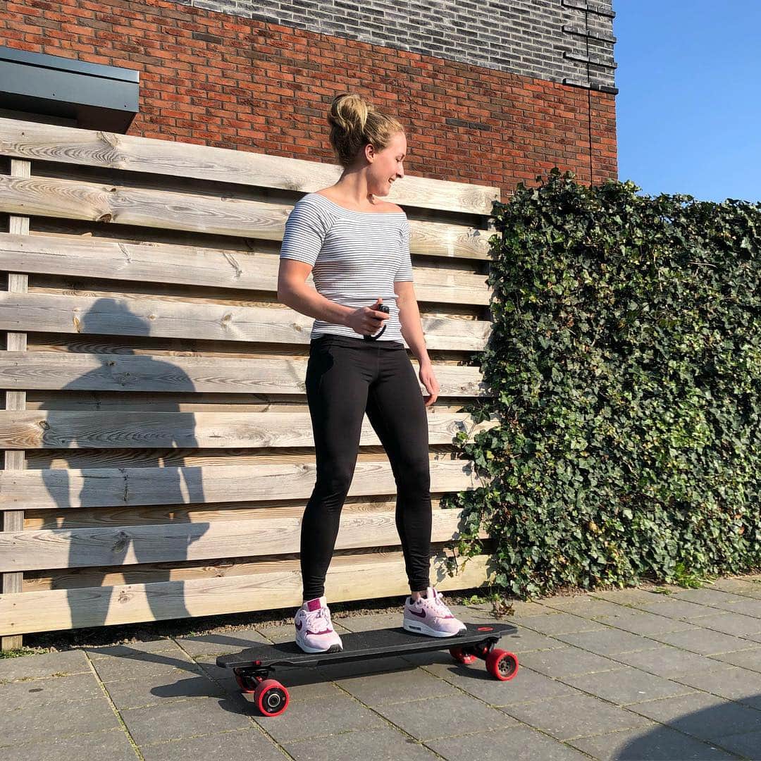 セリーヌ・バン・ガーナーのインスタグラム：「There is a first for everything 🔥 first time on a board 😍 I WANNA LEARN THIS, anyone who can teach me to ride a board and do some flips & kicks?? 😏🤙🏼🙏🏻 #boardenvoorbeginners #lovedit」