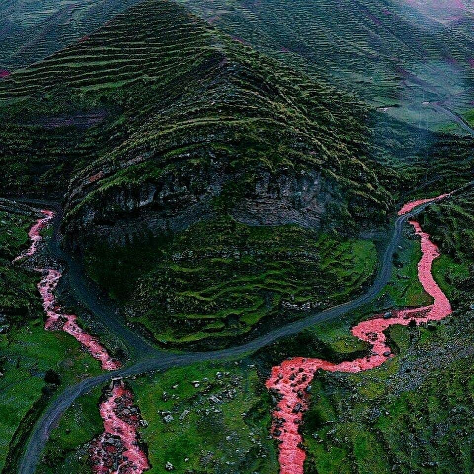 Discover Earthさんのインスタグラム写真 - (Discover EarthInstagram)「Imagine discovering a red river during a random stop on a road trip in Peru. This is exactly what happened to @HiltonDavila. How beautiful ! 🇵🇪 Share this with someone who has to see the beauty of these shots ! — 📍#DiscoverPeru — 📸 Video and photos by @HiltonDavila ​」3月30日 2時03分 - discoverearth