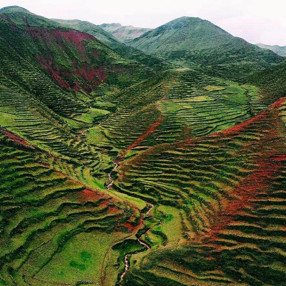 Discover Earthさんのインスタグラム写真 - (Discover EarthInstagram)「Imagine discovering a red river during a random stop on a road trip in Peru. This is exactly what happened to @HiltonDavila. How beautiful ! 🇵🇪 Share this with someone who has to see the beauty of these shots ! — 📍#DiscoverPeru — 📸 Video and photos by @HiltonDavila ​」3月30日 2時03分 - discoverearth