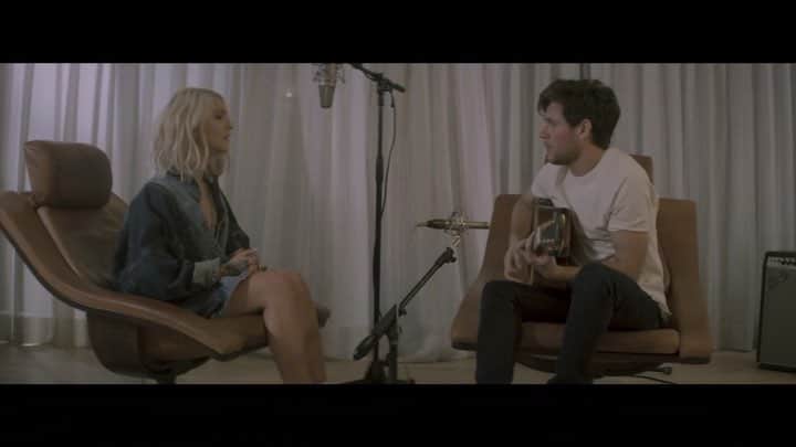 ナイル・ホーランのインスタグラム：「‘ What A Time ‘ acoustic video with myself and the amazing @juliamichaels !! Watch now on YouTube.」