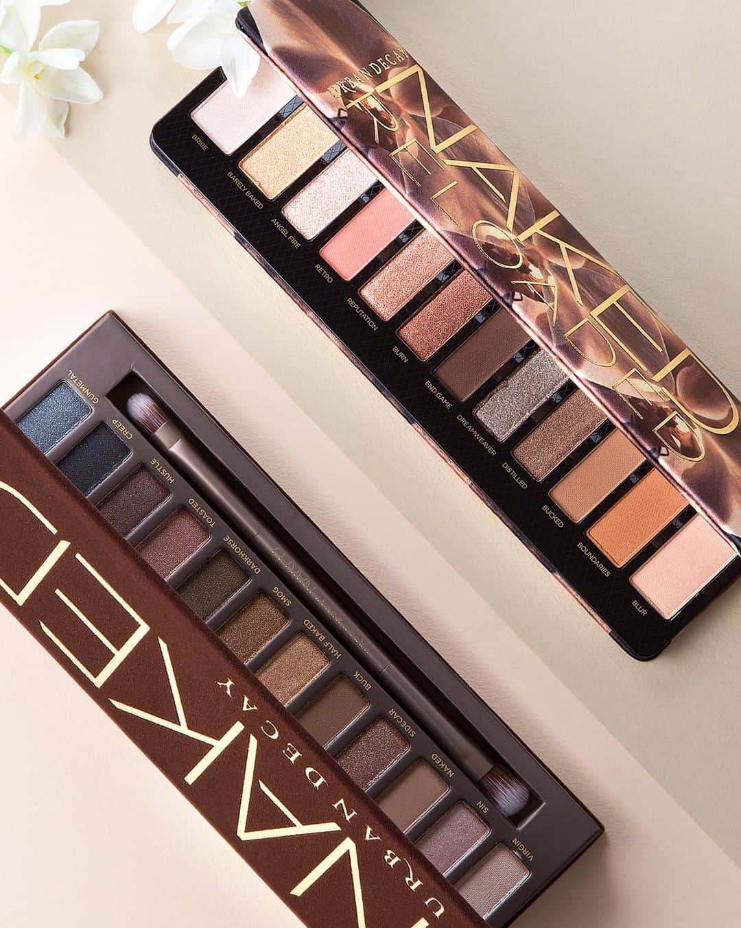 のインスタグラム：「⚡ PALETTE BATTLE ⚡ Quelle palette préférez-vous ? . 🔥 La Naked 1 💣La Naked Reloaded . La Naked 1 by @urbandecaycosmetics sera bientôt totalement épuisée, il en reste encore quelques unes sur sephora.fr 😱 . #SephoraFrance #SephoraPalettesInvasion #UrbanDecay」
