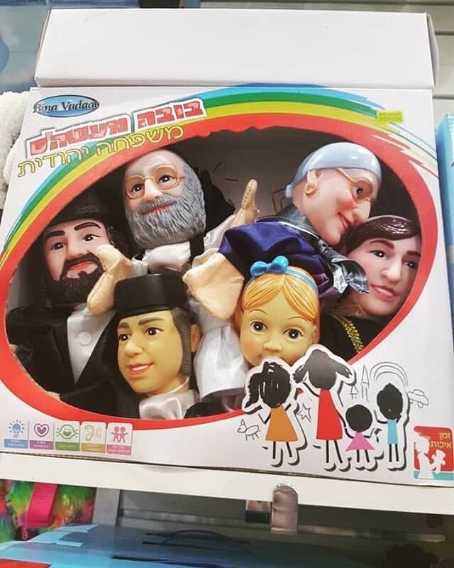 メイム・ビアリクさんのインスタグラム写真 - (メイム・ビアリクInstagram)「I'm told the doll on the far right looks like me and uh...I have to agree. These are finger puppets -- the box says 'Bubba Meisim,' which is Yiddish slang for old wives tales, and 'Jewish Family.' It's too good. I love it.」3月30日 2時06分 - missmayim