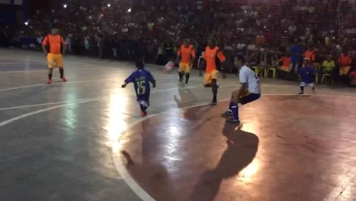 アレッサンドロ・ローザ・ヴィエイラのインスタグラム：「VÍDEO- Caramba @viniciusftv ,só foi te levar em algumas peladas que aprendeu rapidinho 😂😂😂 - Marque seus amigos baixinhos mas que são bons de bola 😱👟⚽️🥅」