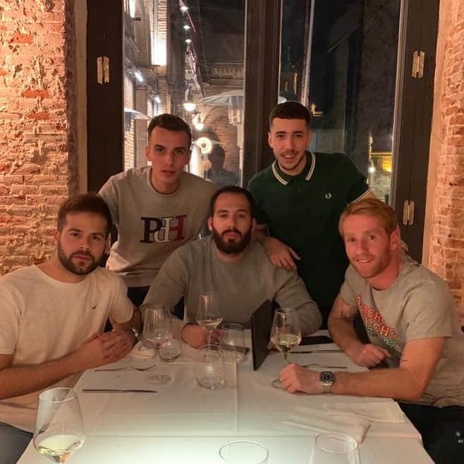 アレハンドロ・フェルナンデス・イグレシアスのインスタグラム：「Estamos bien...! 😁」