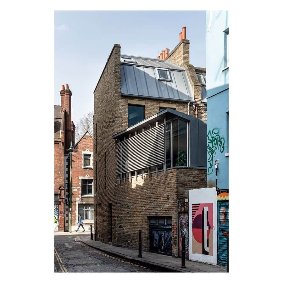 The Modern Houseさんのインスタグラム写真 - (The Modern HouseInstagram)「“I can’t count how many times I’ve moved. I never move because I don’t like where I am – I’ve loved all of it – I just like London so much that I want a different neighbourhood to get acquainted with, oh, perhaps every eight years or so.” As part of our ‘Open House’ series, we speak with actor Siân Phillips on life in her contemporary home off Brick Lane, her love for London and why she moves every eight years. Link in our bio for more.  #bricklane #themodernhouse #londonhomes」3月30日 2時18分 - themodernhouse