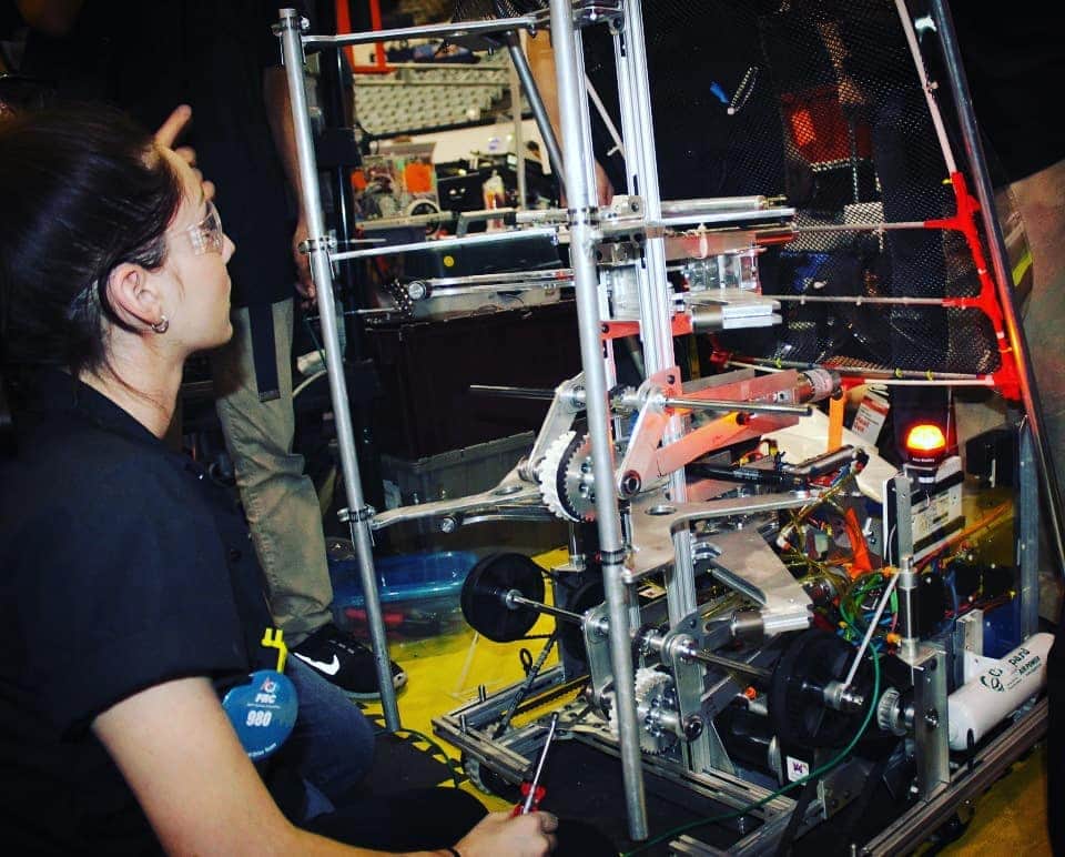 エマ・デュモンのインスタグラム：「I just wanna do a little shout out to @first_official_. This is the robotics program that made me fall in love with engineering. They recently celebrated their 30th year of inspiring young lives and changing the world. I could not be more grateful for an organization like this. ❤💙❤💙」