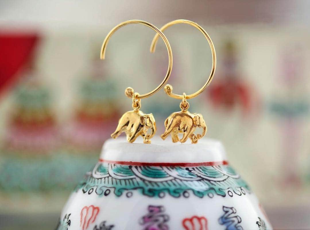のインスタグラム：「**COMPETITION NOW CLOSED** winners announced on @alexmonroejewellery Insta Stories, thank you everyone who took part✨  To celebrate the launch of Disney’s @dumbo this weekend, you and a friend could each win a pair of Alex’s Indian Elephant Hoops! 🐘 🐘  To enter, tag your best pal in the comments below and ensure you are both following @alexmonroejewellery and @alexmonroe_boutique ✨ Our winners will be announced on Monday evening! 🏆  #alexmonroe #competition #jewelrygiveaway #giveaway #dumbo #dumbomovie #win」
