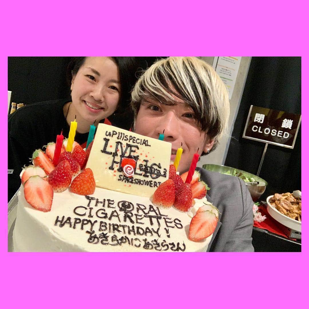 あきらかにあきらさんのインスタグラム写真 - (あきらかにあきらInstagram)「今日LIVE HOLICでケーキを用意してくれたので、企画してくれたスペシャの多田ちゃんとツーショいただきました🎂 photo by つーじー(BLUE ENCOUNT) #閉鎖 #CLOSED」3月30日 2時16分 - akrknakr