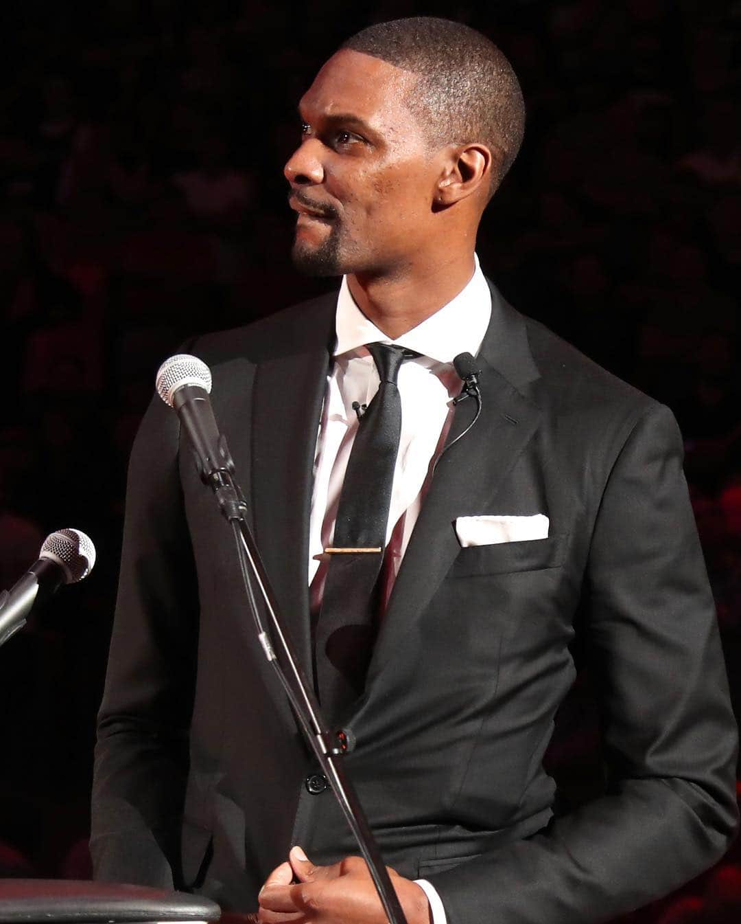 Miami HEATさんのインスタグラム写真 - (Miami HEATInstagram)「A classic ‘fit for a classic man! @chrisbosh was dressed to impressed during his jersey retirement ceremony. #HEATFashionFriday #ThankYouChr1s」3月30日 2時26分 - miamiheat