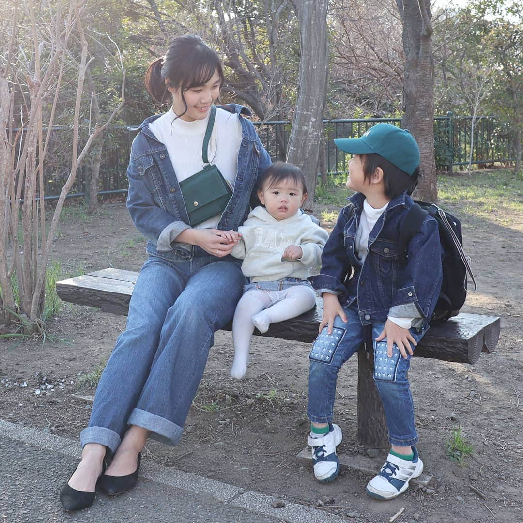 Eri Satoのインスタグラム：「denim×dark greenリンクコーデ · shoes: @randa_pic bag: @buccomark 👦 cap: @pals.web · デニム×デニムコーデに、小物をグリーンで合わせたよ😋 · 私のバッグは @buccomark 、 息子のキャップは @pals_naomix0813 ちゃんの @pals.web です💕 後ろの調節ベルトのところが可愛くてお気に入り😍✨ ·  #mamagirl#locari#コーディネート#ママコーデ#ママファッション #プチプラ#プチプラコーデ #親子リンクコーデ#親子リンクコーデ愛好家#親子#読者モデル#読モ#ママモデル #l4like #instagood#outfit #simple #coordinate  #fashion #casual #コーデ#シンプルファッション#カジュアル #style #お洒落さんと繋がりたい #code #ファッション#ootd」