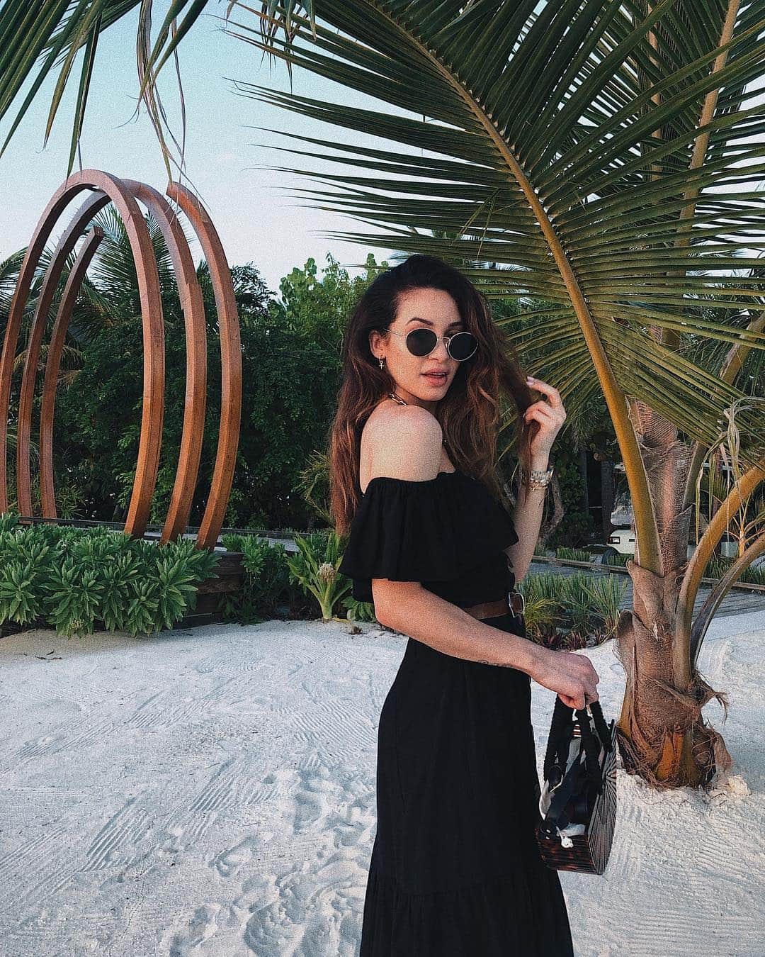 ダニエル・ピーザーさんのインスタグラム写真 - (ダニエル・ピーザーInstagram)「The best time to call me is text message....especially when I’m living my best life in the Maldives 💁🏽‍♀️ (outfit tagged) 📸 @julialundinblog」3月30日 2時25分 - daniellepeazer